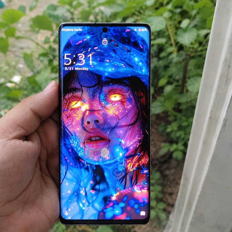 Sharp Aquos R8s pro 3