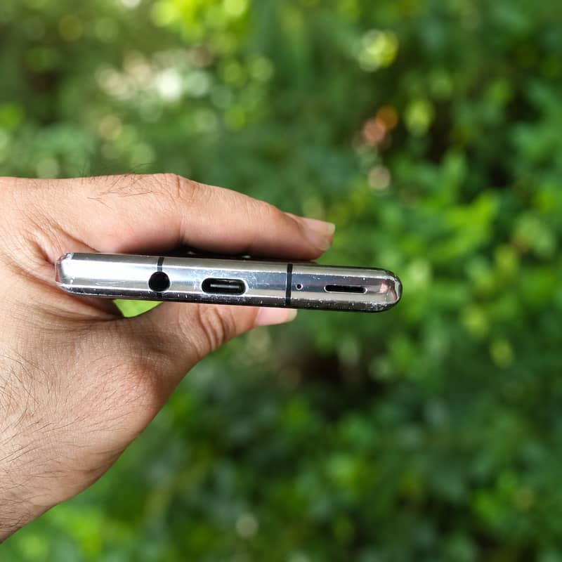 Sharp Aquos R8s pro 4