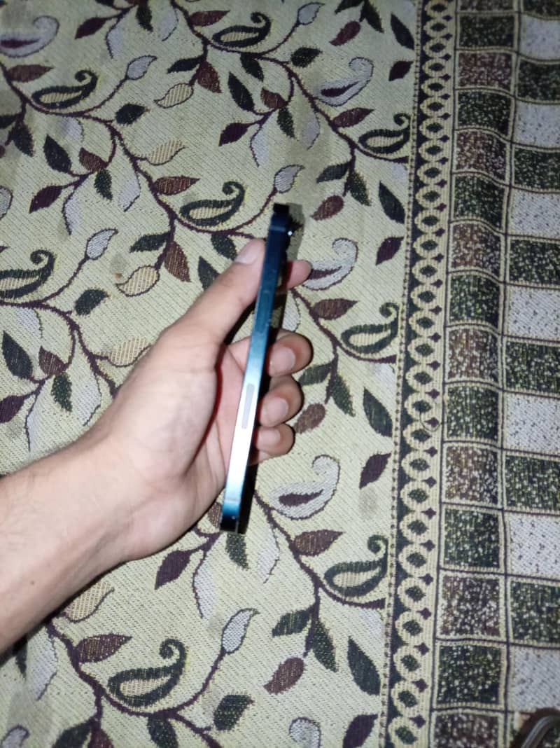 Apple iPhone 13 2