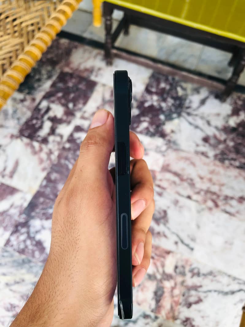 Apple iPhone 13 5