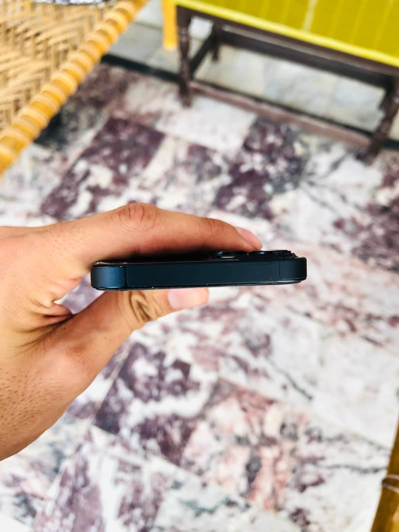 Apple iPhone 13 8
