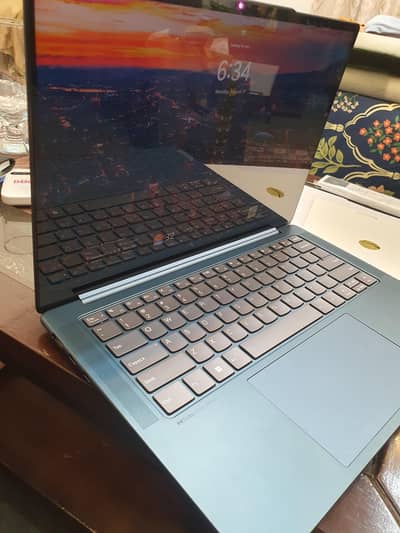 Lenovo YOGA 82Y8 AMD Ryzen 7 7735HS Radeon Graphics Touch Screen