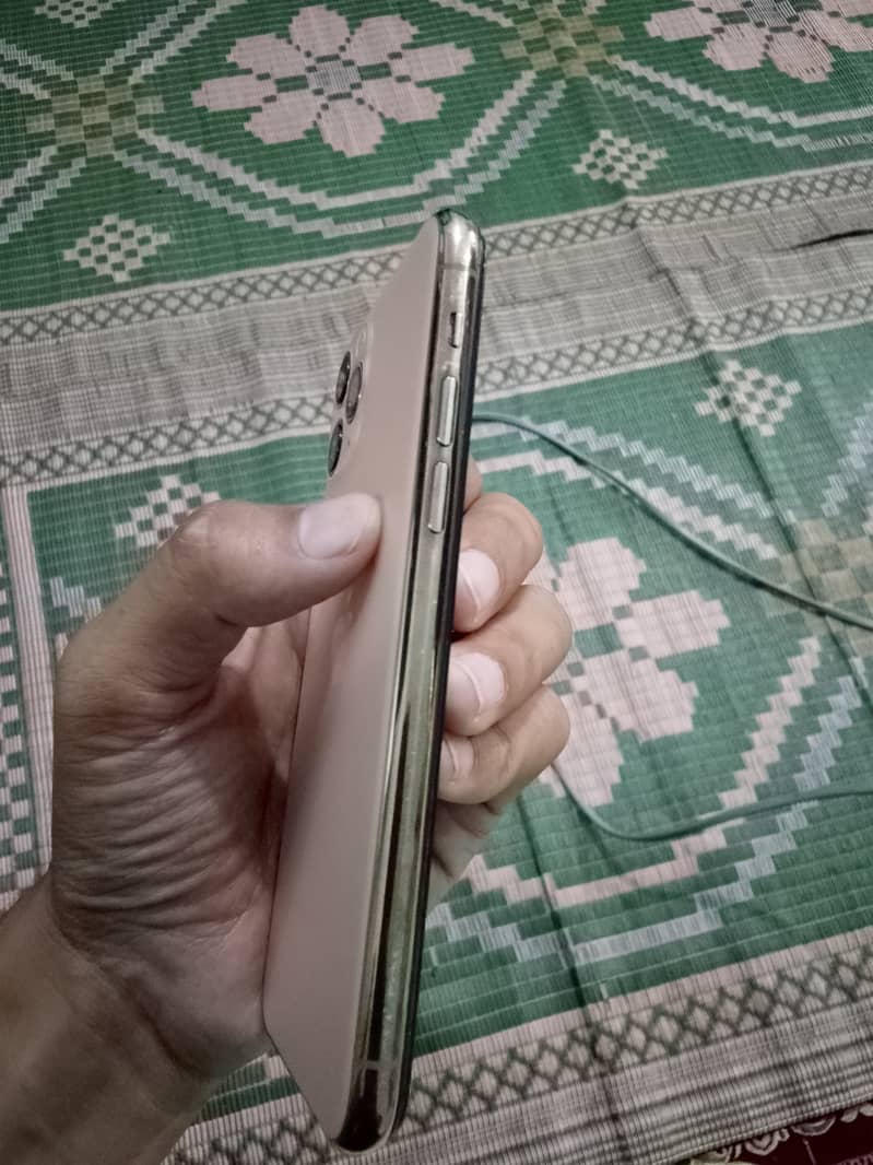 Apple iPhone 11 Pro 4