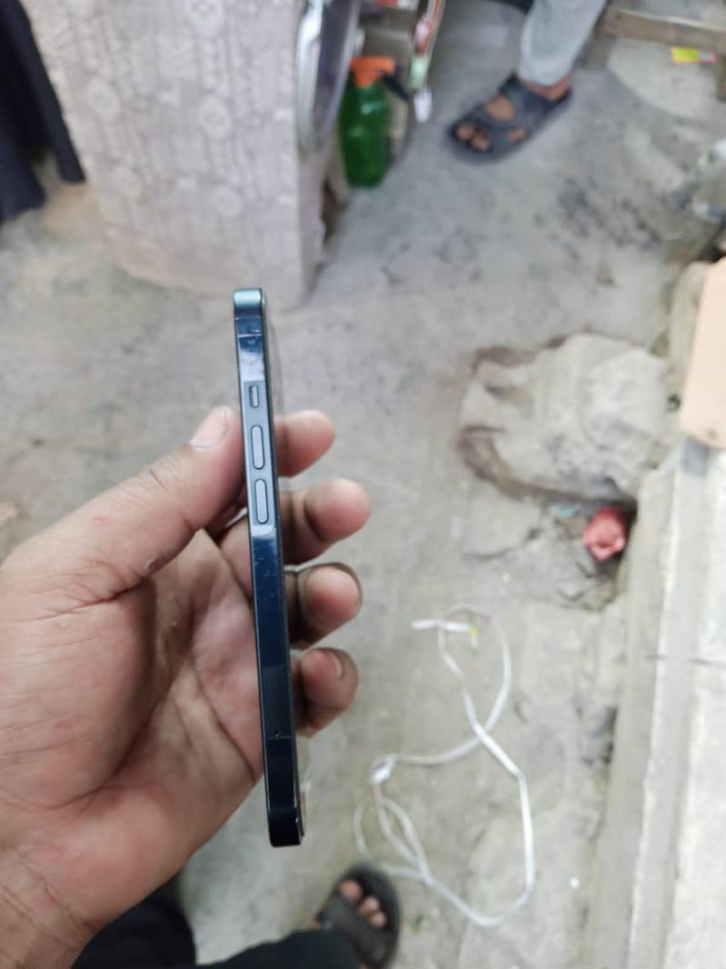 Apple iPhone 13 5