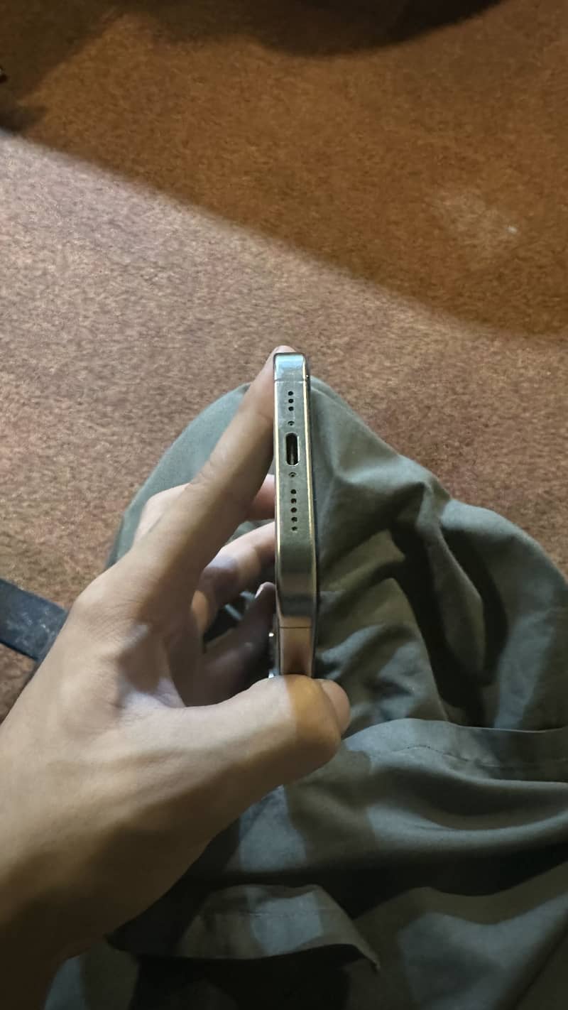 Apple iPhone 15 Pro 4