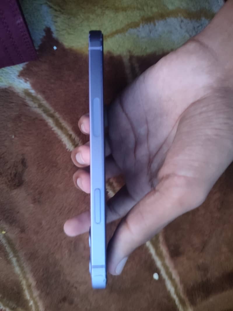 Apple iPhone 12 4