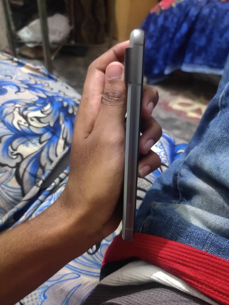Google Pixel 8 4