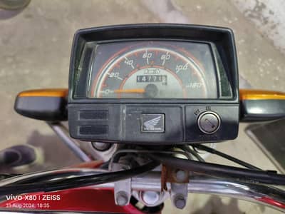 one hand use bike 1st owner complet dacument bio matteric on deal time