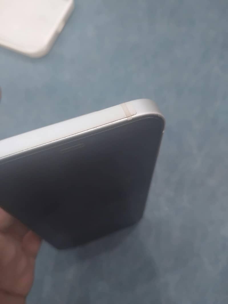 Apple iPhone 12 4