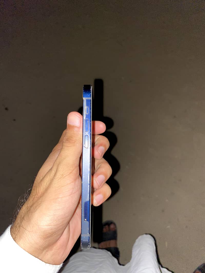 Apple iPhone 12 4