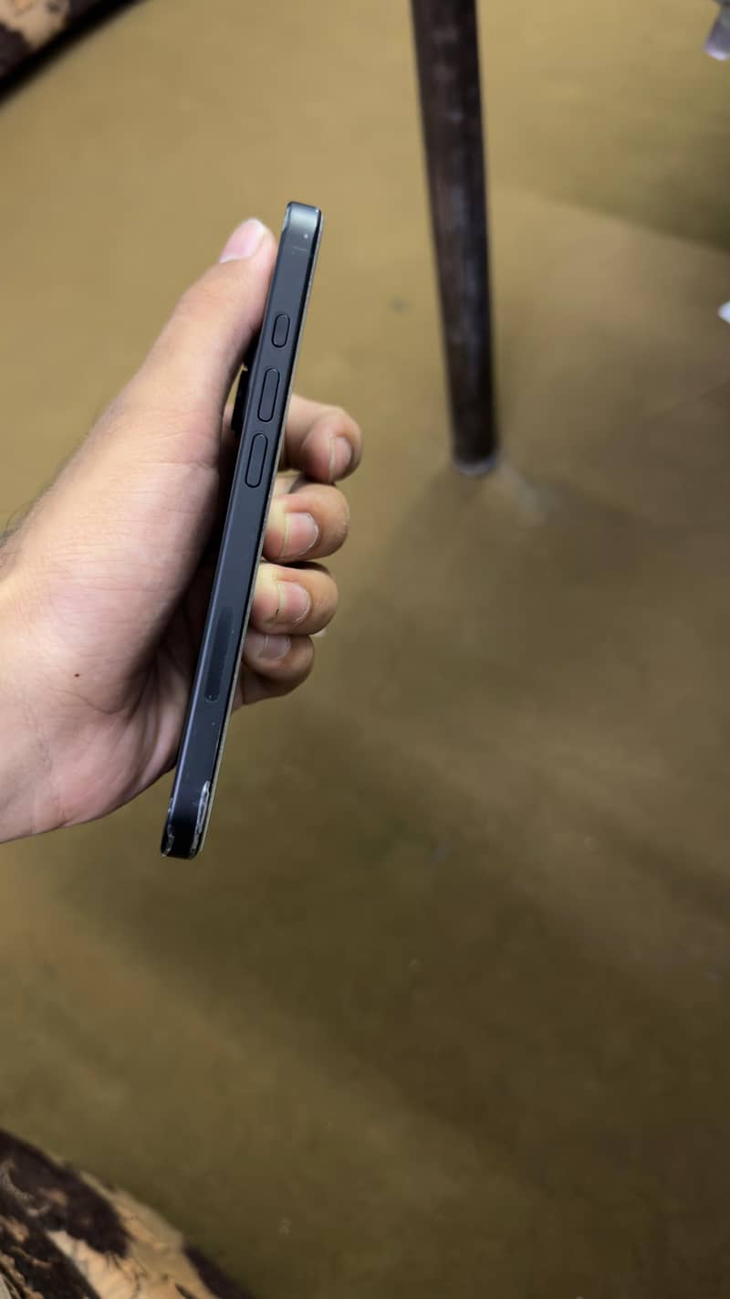 Apple iPhone 16 5