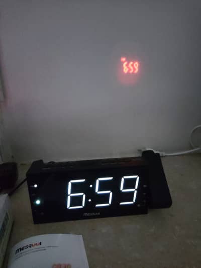 Mesqool Projection Alarm Clock Radio(AM/FM) with USB charging