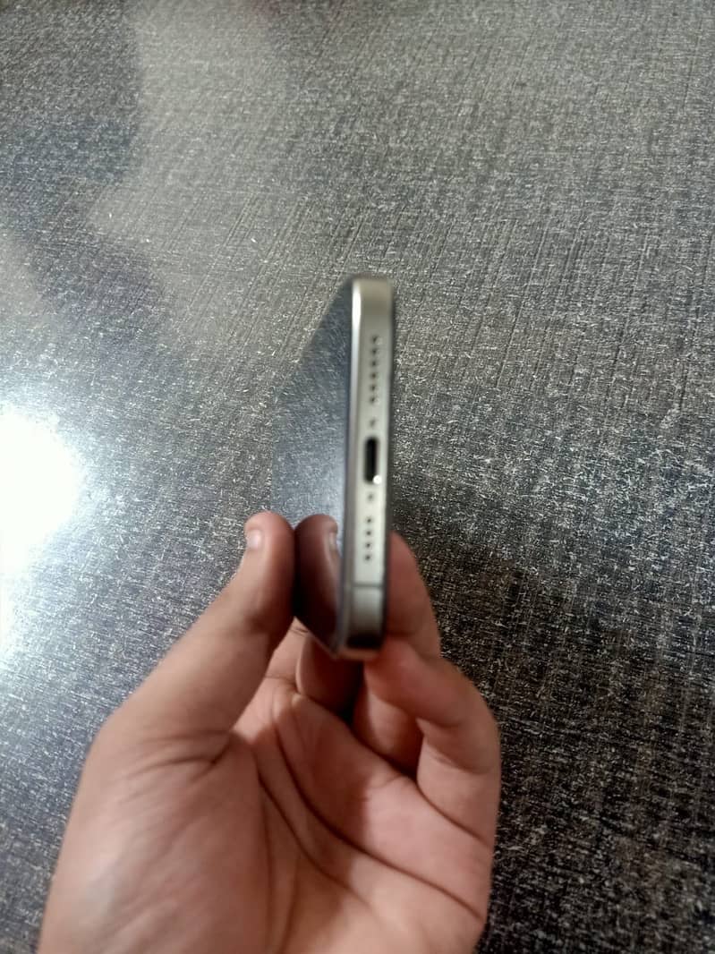 Apple iPhone 15 Pro Max 4