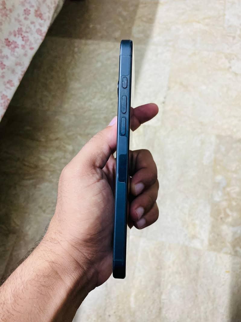 Apple iPhone 16 Pro Max 4