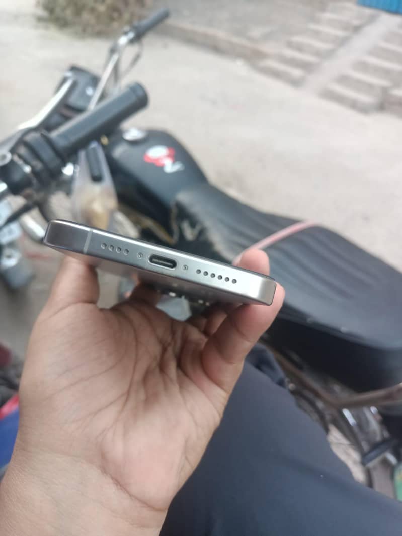 Apple iPhone 15 Pro Max 0