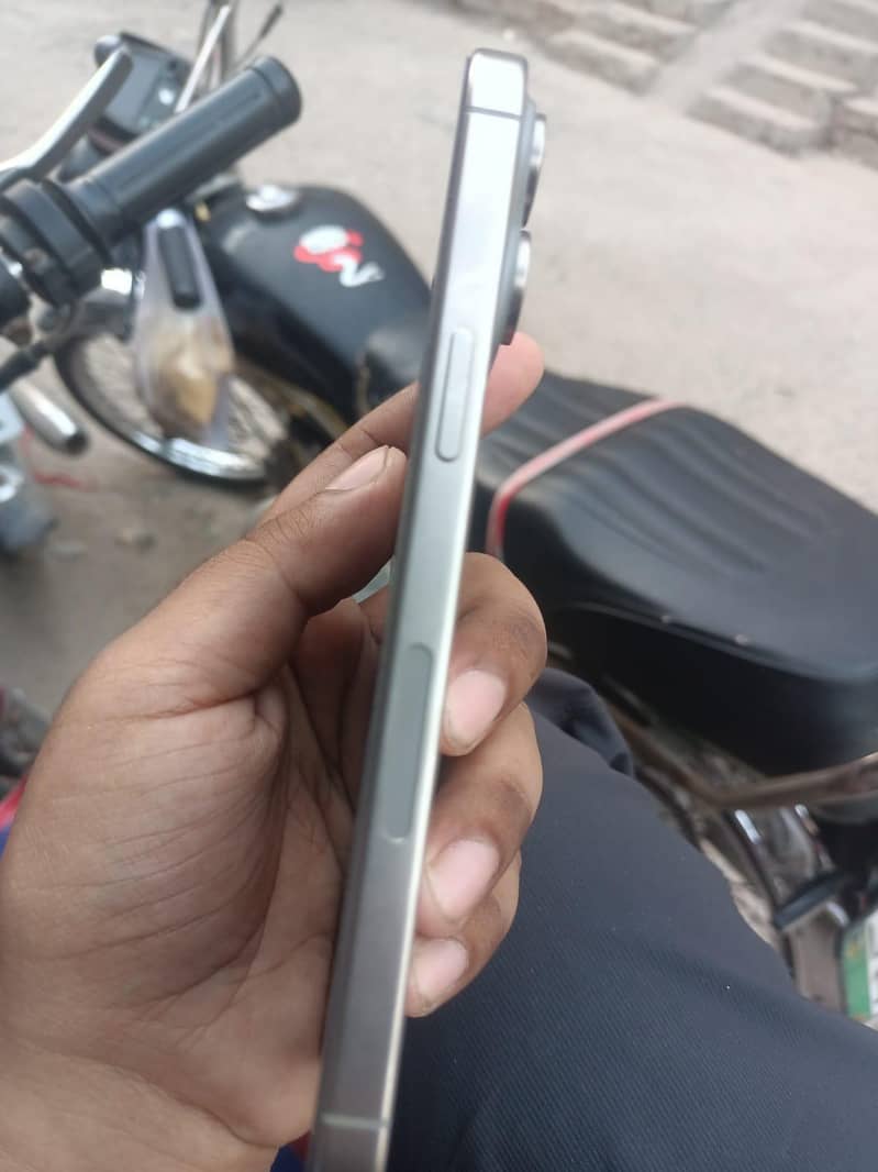 Apple iPhone 15 Pro Max 2