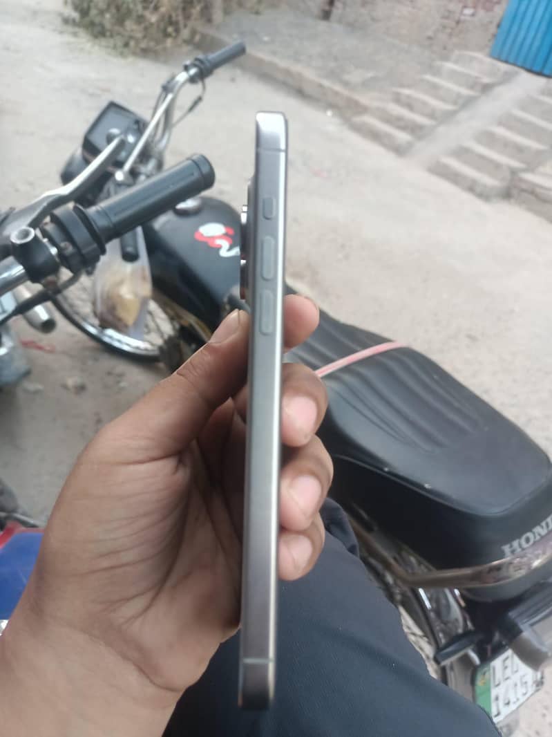 Apple iPhone 15 Pro Max 3
