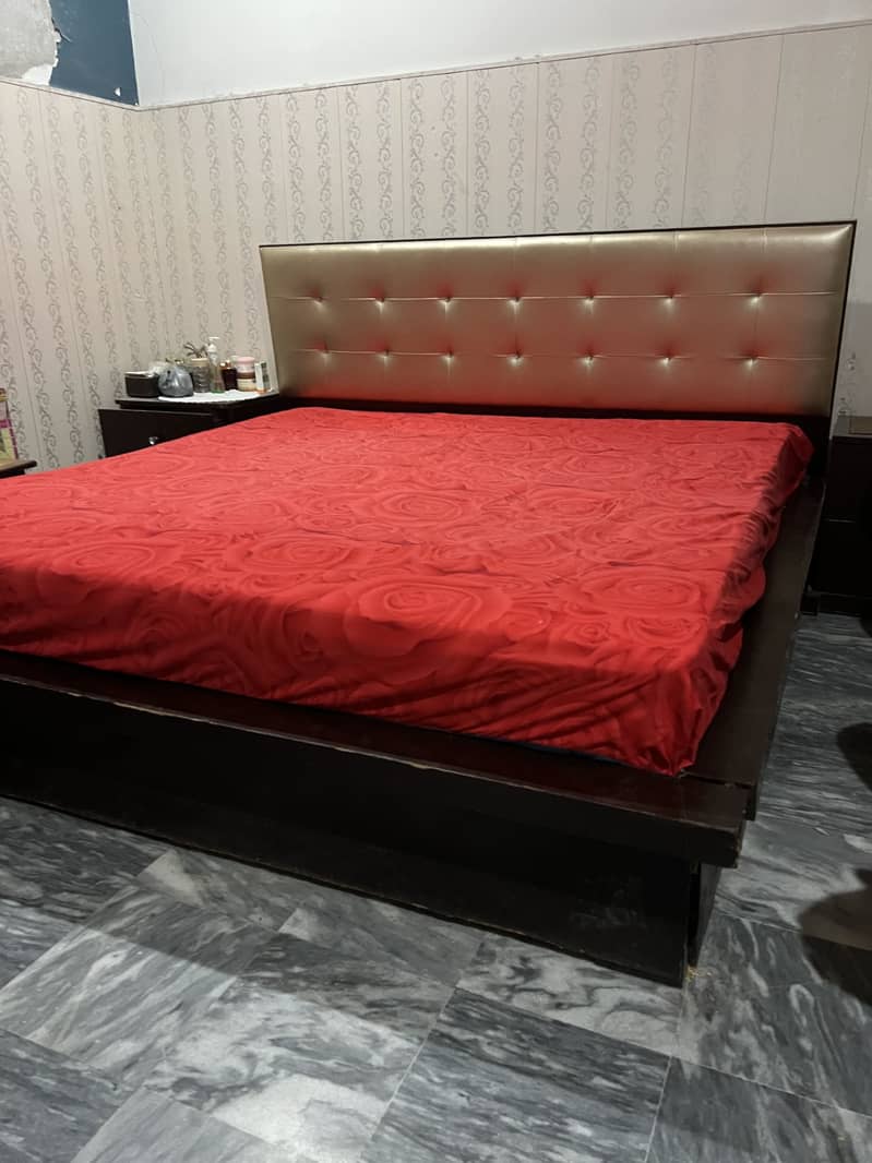 Low profile bed 0
