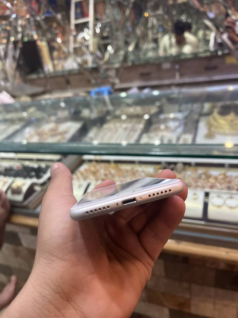 Apple iPhone 7 3