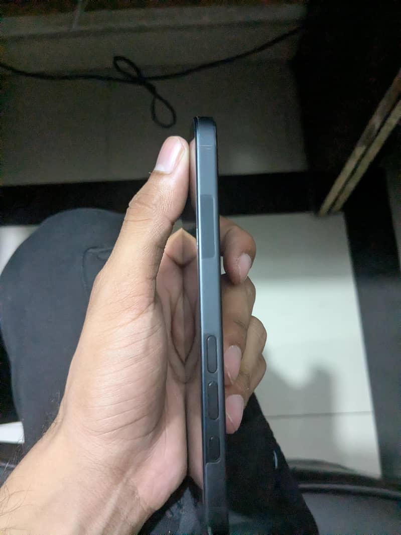 Apple iPhone 16 3