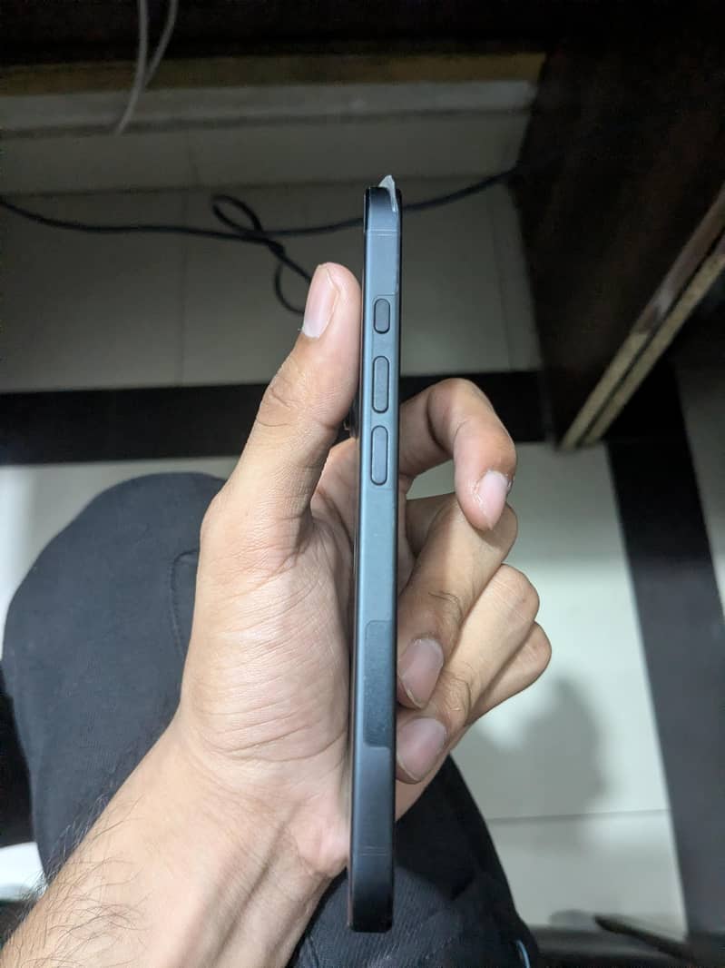 Apple iPhone 16 6