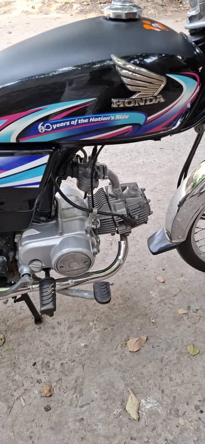 buhat achi candition bike park hai engine