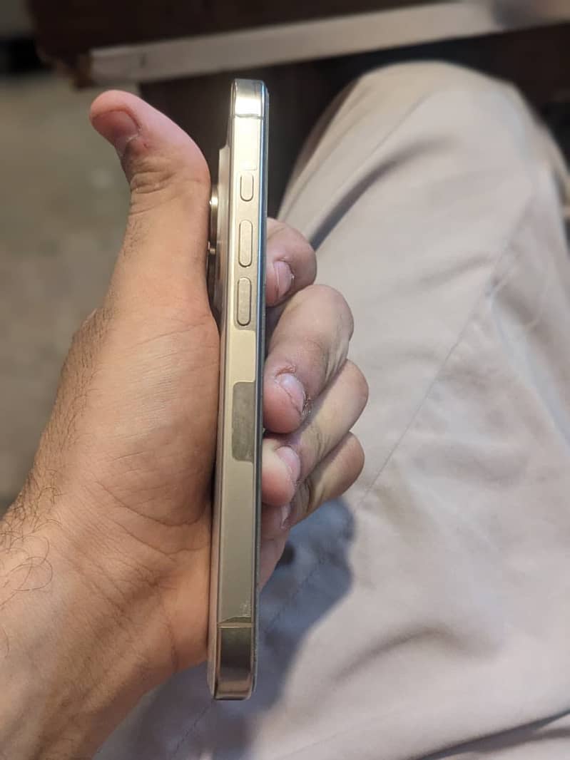 Apple iPhone 16 Pro 3