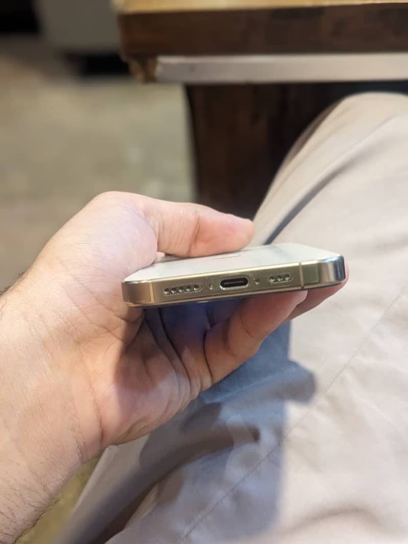 Apple iPhone 16 Pro 4