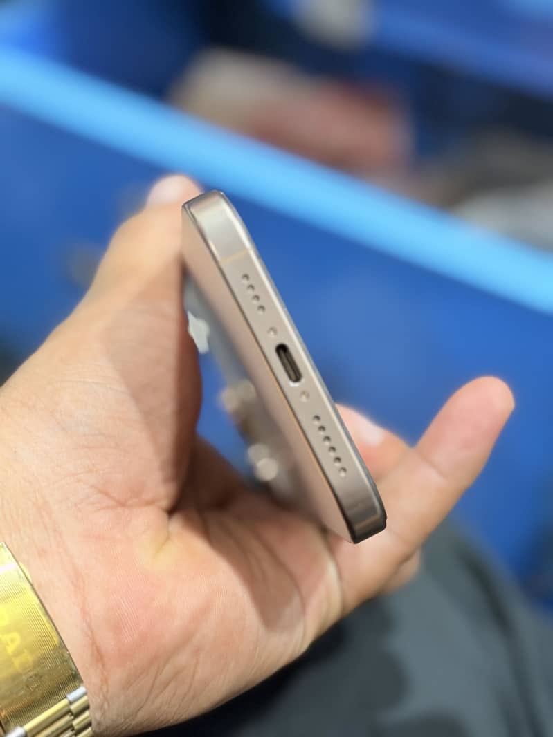 Apple iPhone 16 Pro Max 3