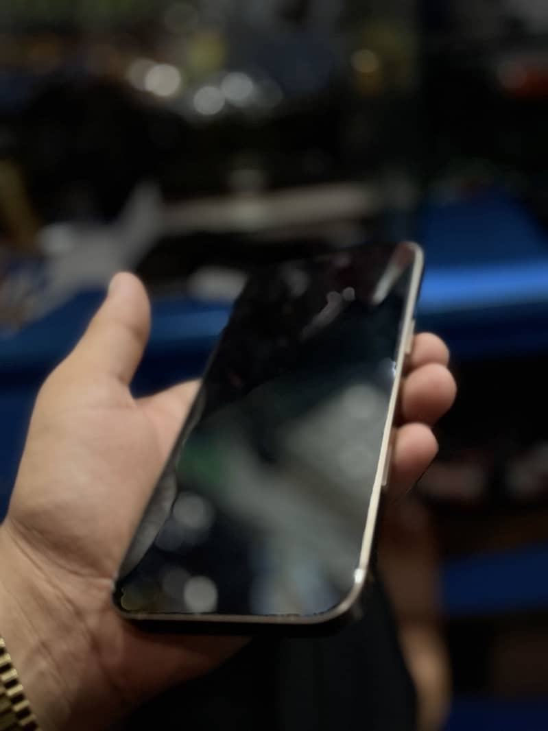 Apple iPhone 16 Pro Max 4