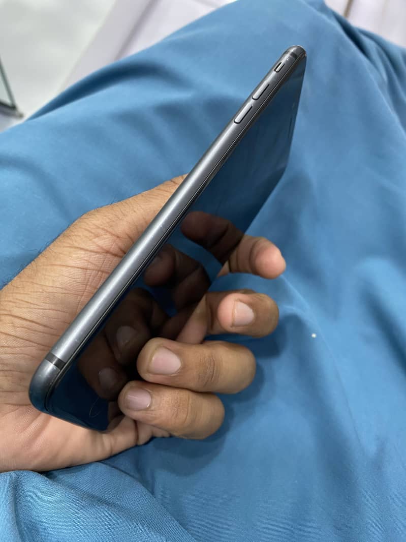 Apple iPhone 8 Plus 4