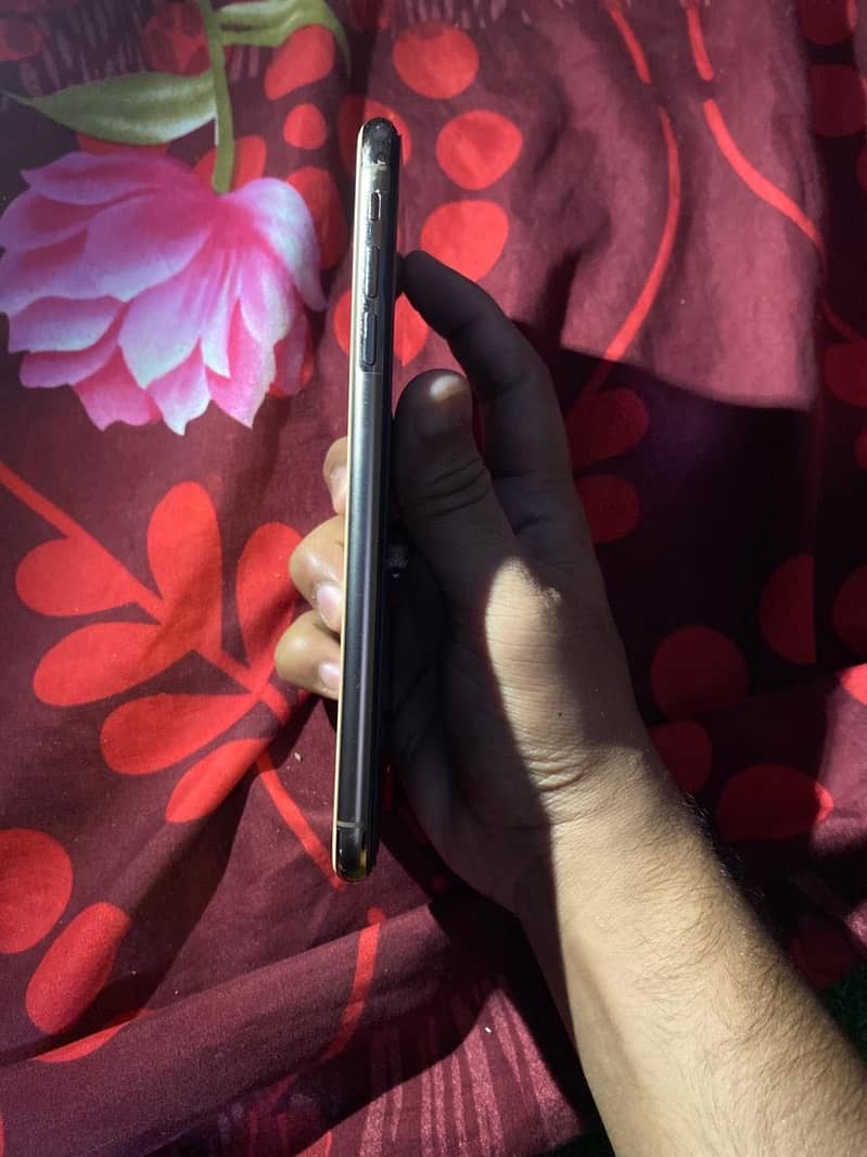 Apple iPhone XS Max 3