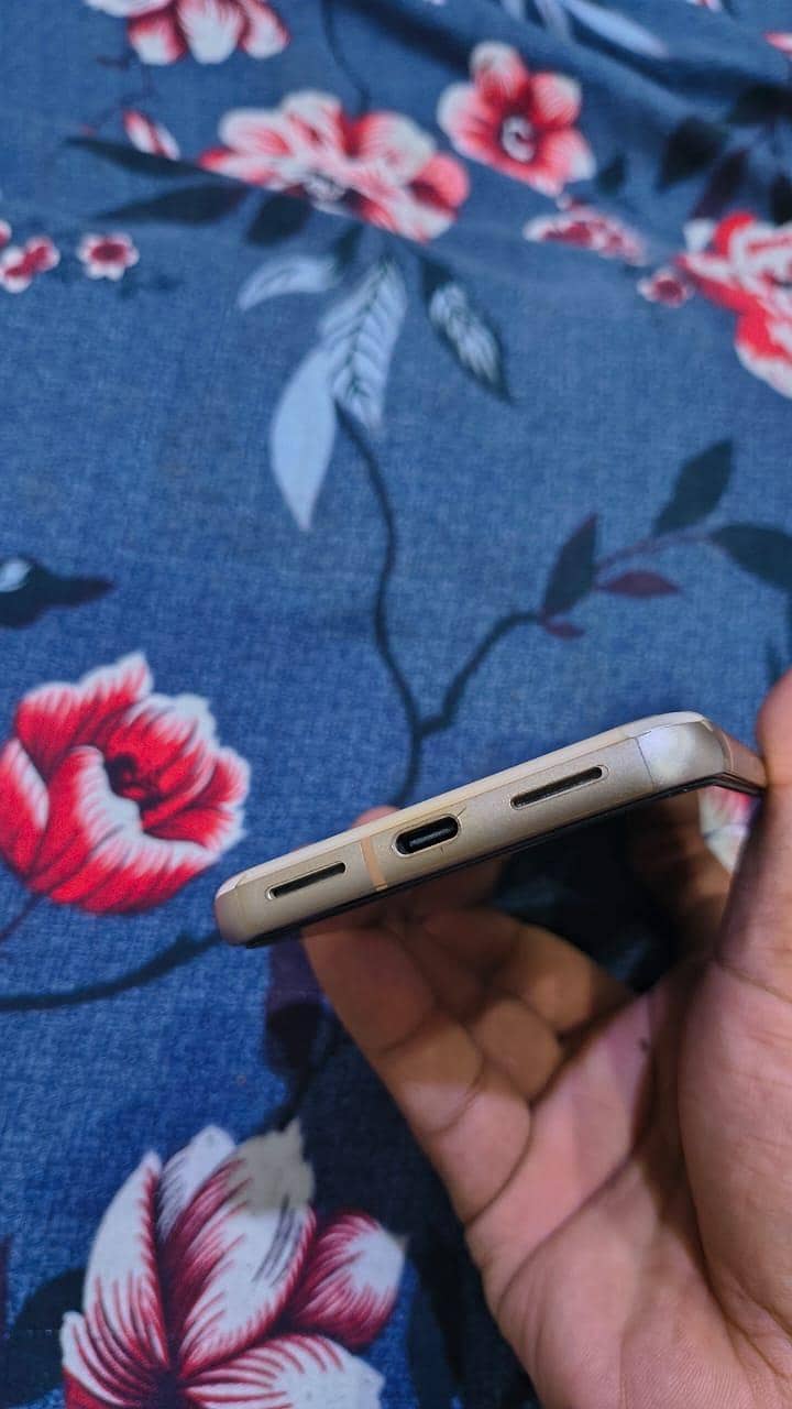 Google Pixel 8 4