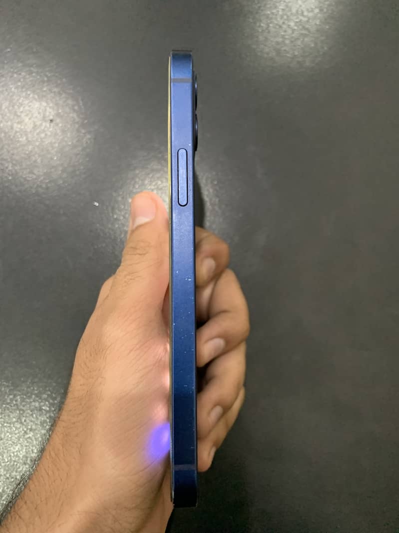 Apple iPhone 12 4