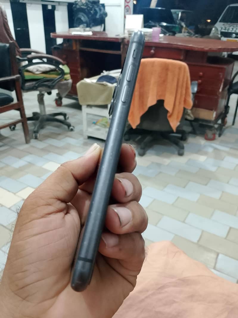 Apple iPhone 11 3