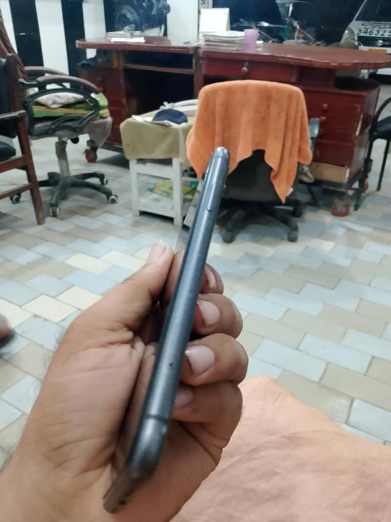 Apple iPhone 11 4