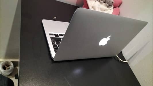 Macbook Air 2010 Rs. 14000