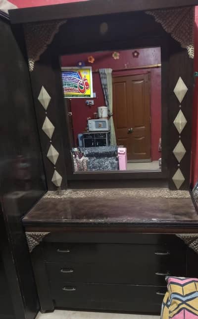 Solid wooden Dressing Table with Large Mirror & 3 storage Drawers.