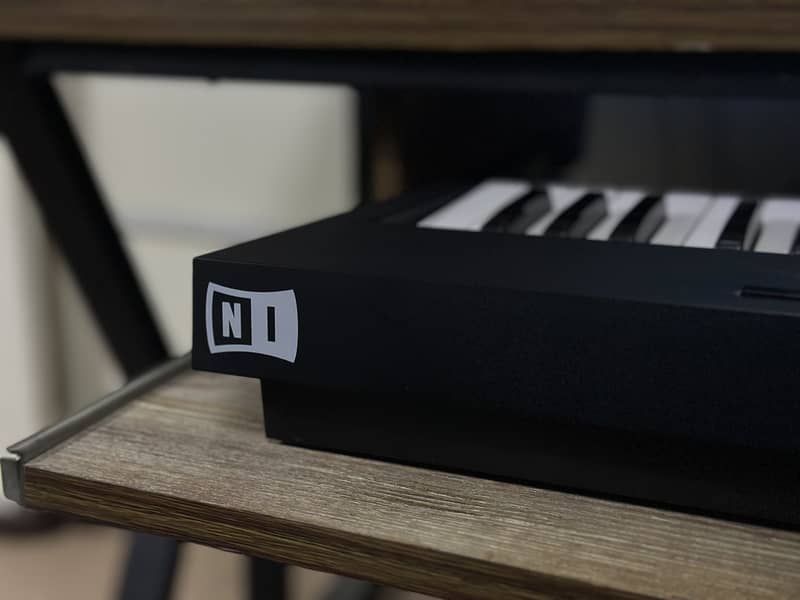 Native Instruments- Komplete Kontrol A49 - MIDI Controller 4
