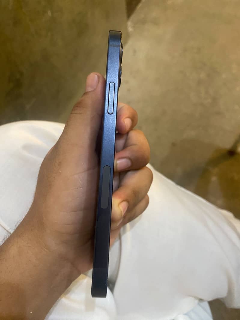 Apple iPhone 12 4