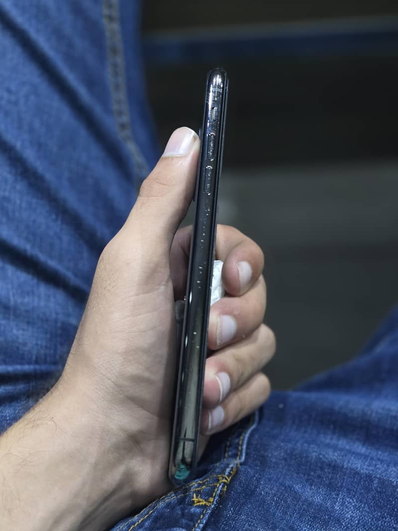 Apple iPhone 11 Pro Max 4