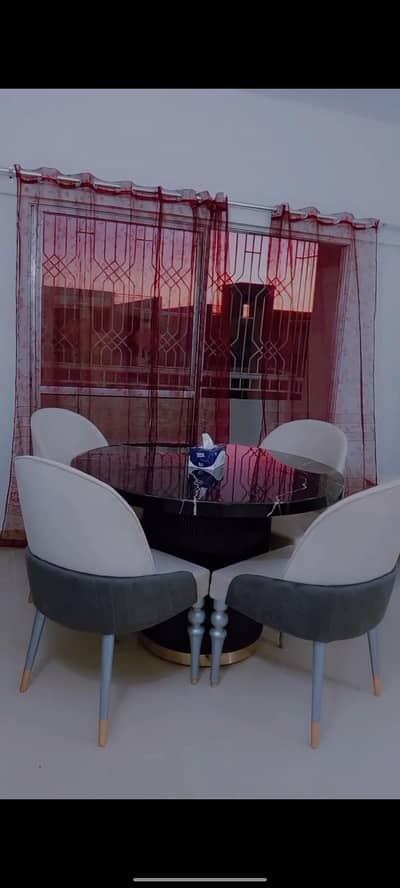 round dinning table