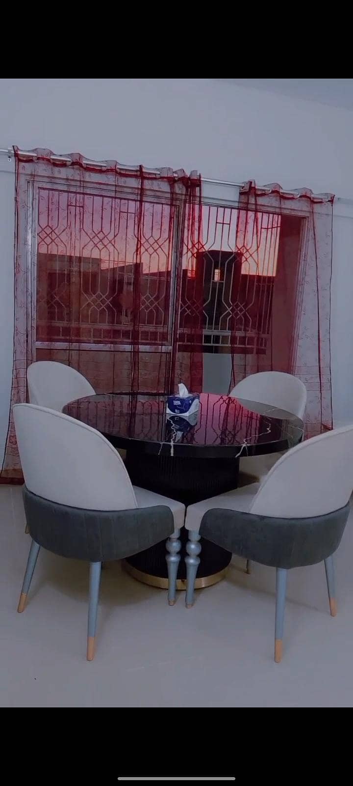 round dinning table 0
