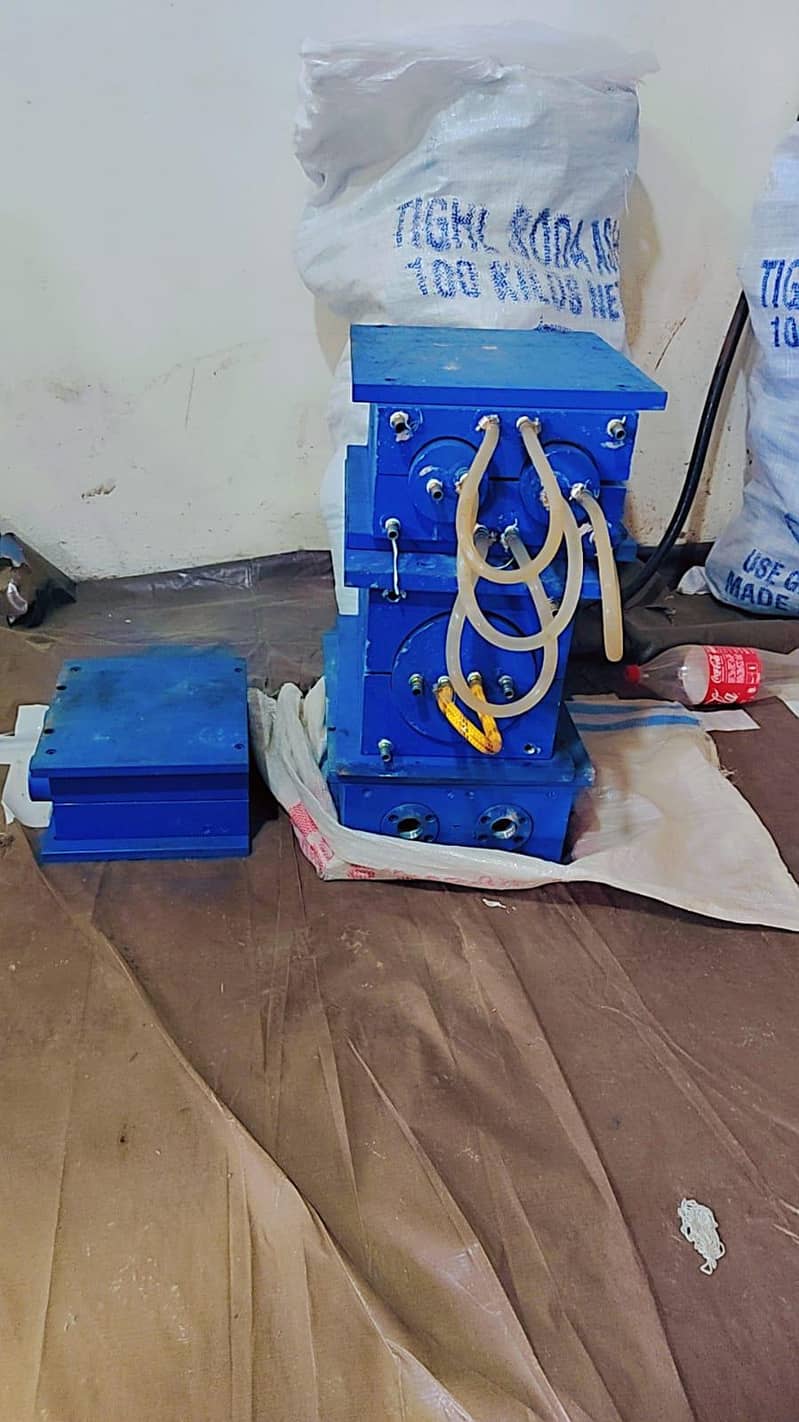Plastic bottles maker Machine with dyes 0