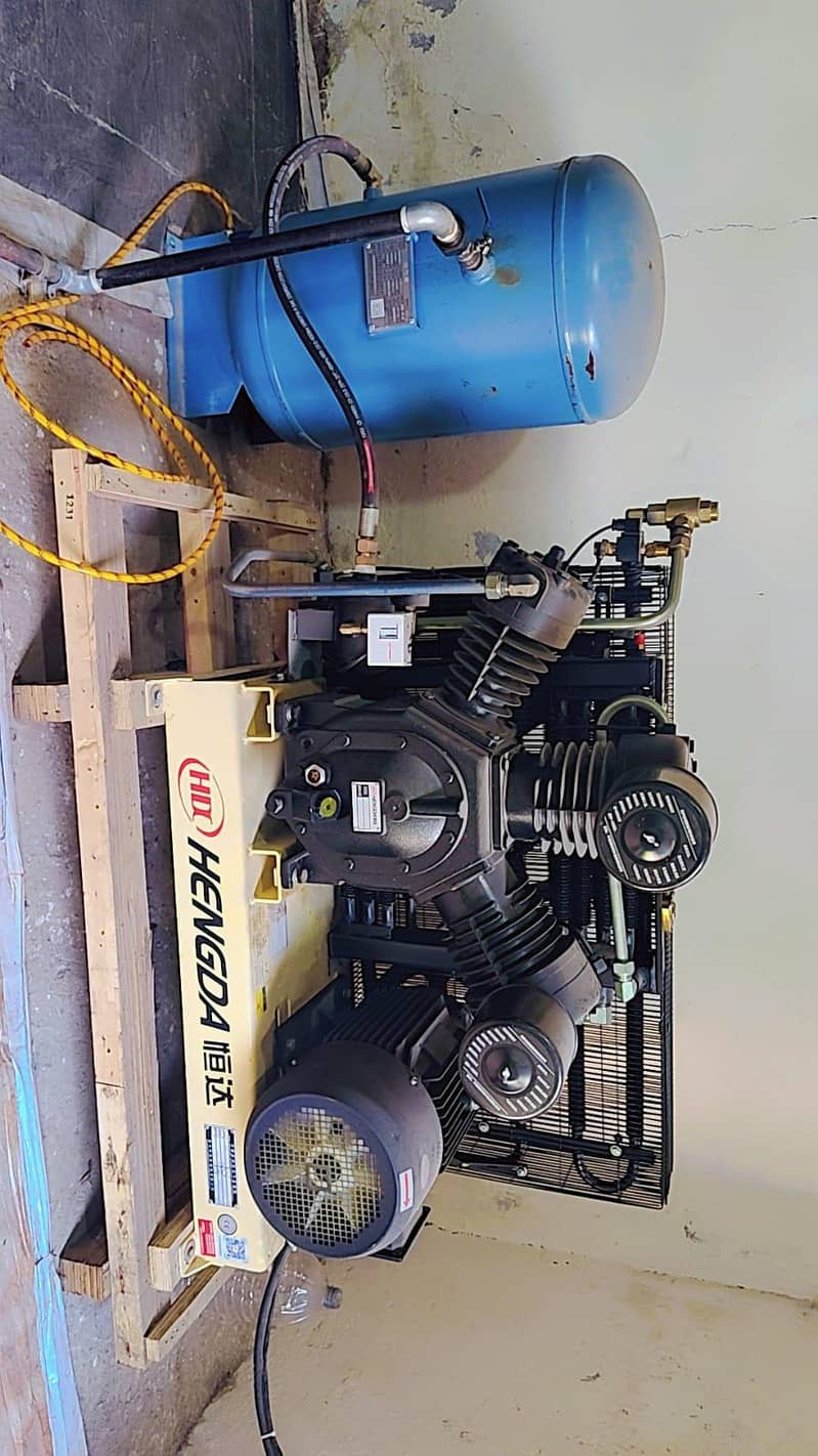 Plastic bottles maker Machine with dyes 1