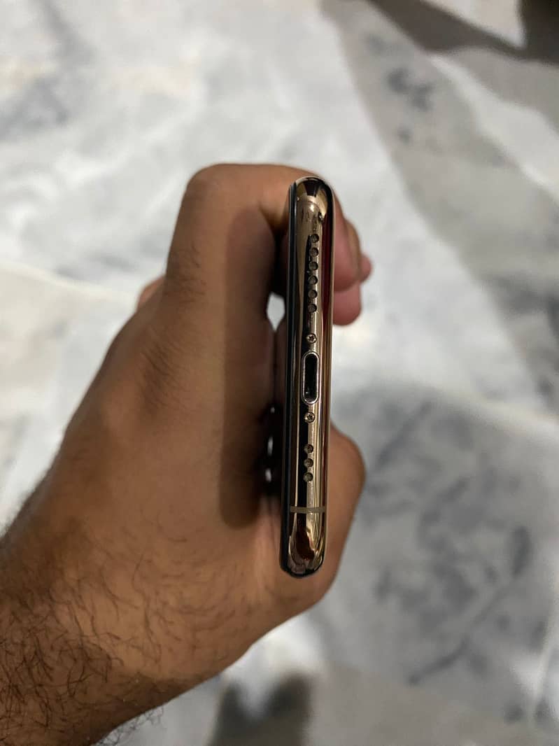 Apple iPhone XS 1