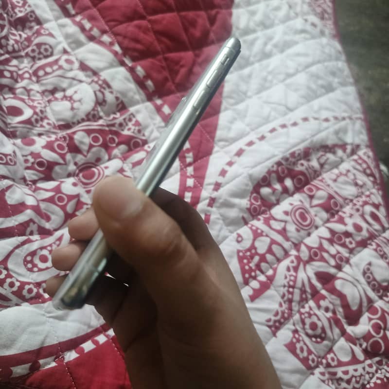 Apple iPhone X 3