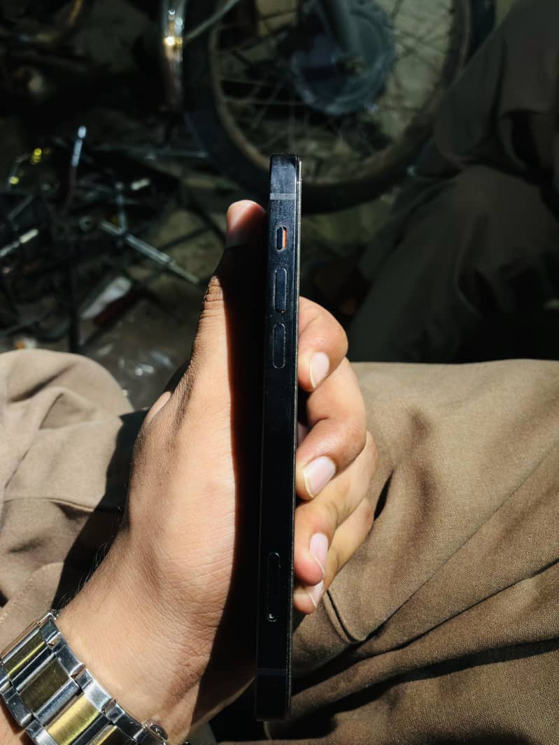 Apple iPhone 12 3