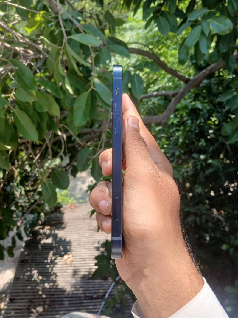 Apple iPhone 12 4