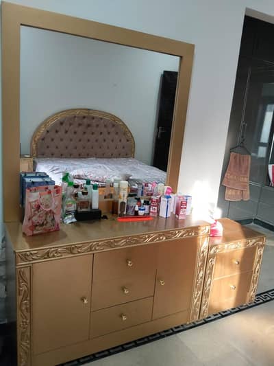 selling bed side table. . drasing matres